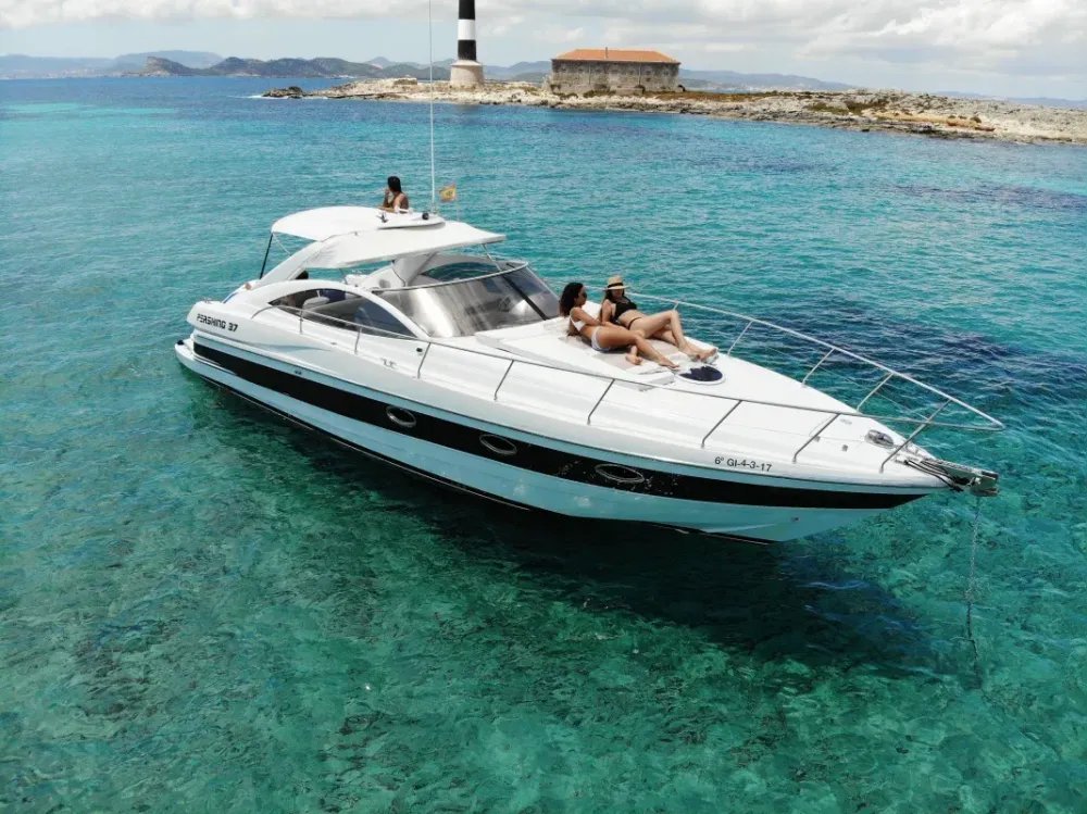 ALQUILER LANCHA PERSHING 37 BLACK BALL IBIZA