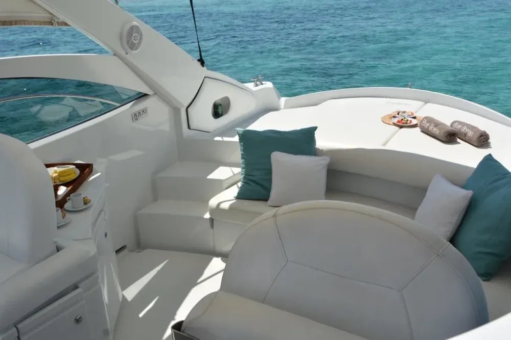 ALQUILER LANCHA PERSHING 37 BLACK BALL IBIZA